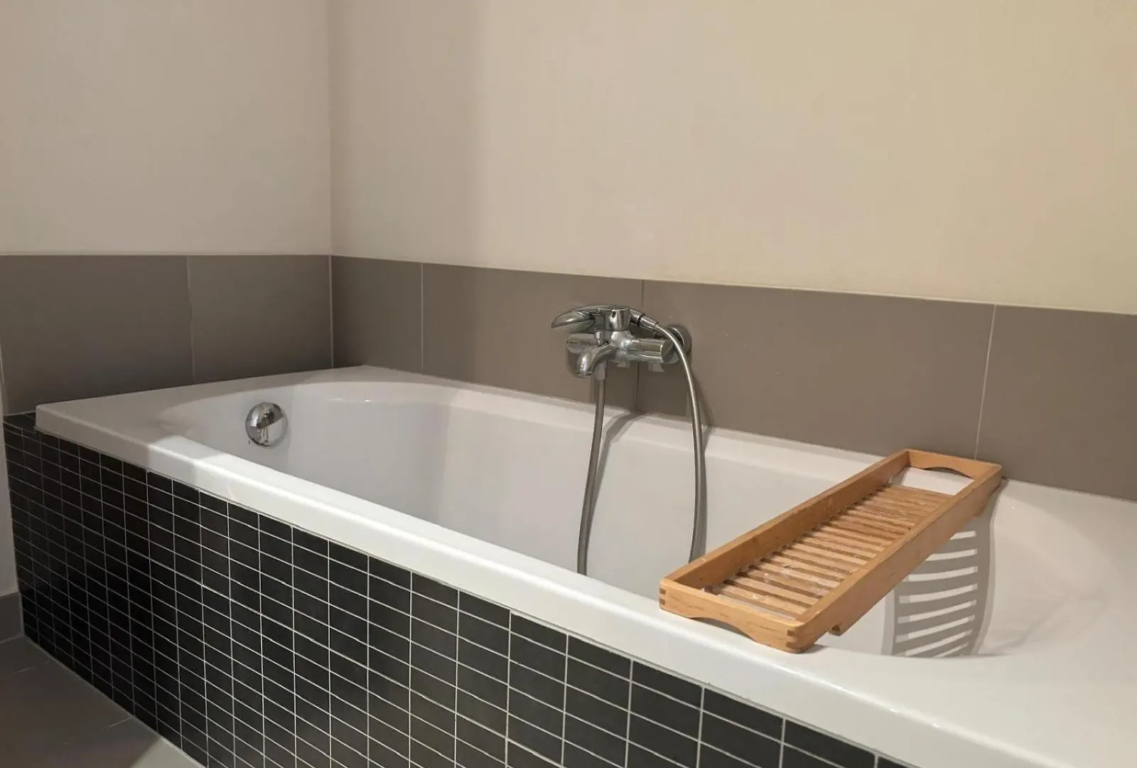 בריסל Luxurious Two Bedroom Apartment