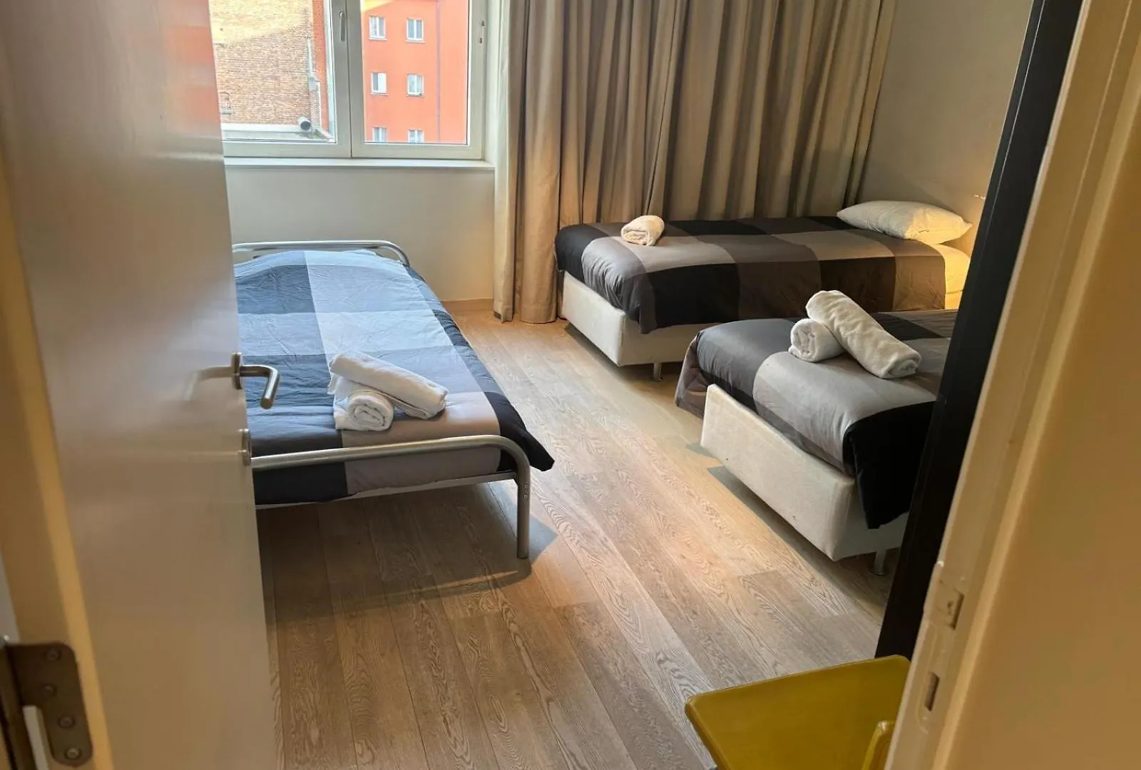 בריסל Luxurious Two Bedroom Apartment